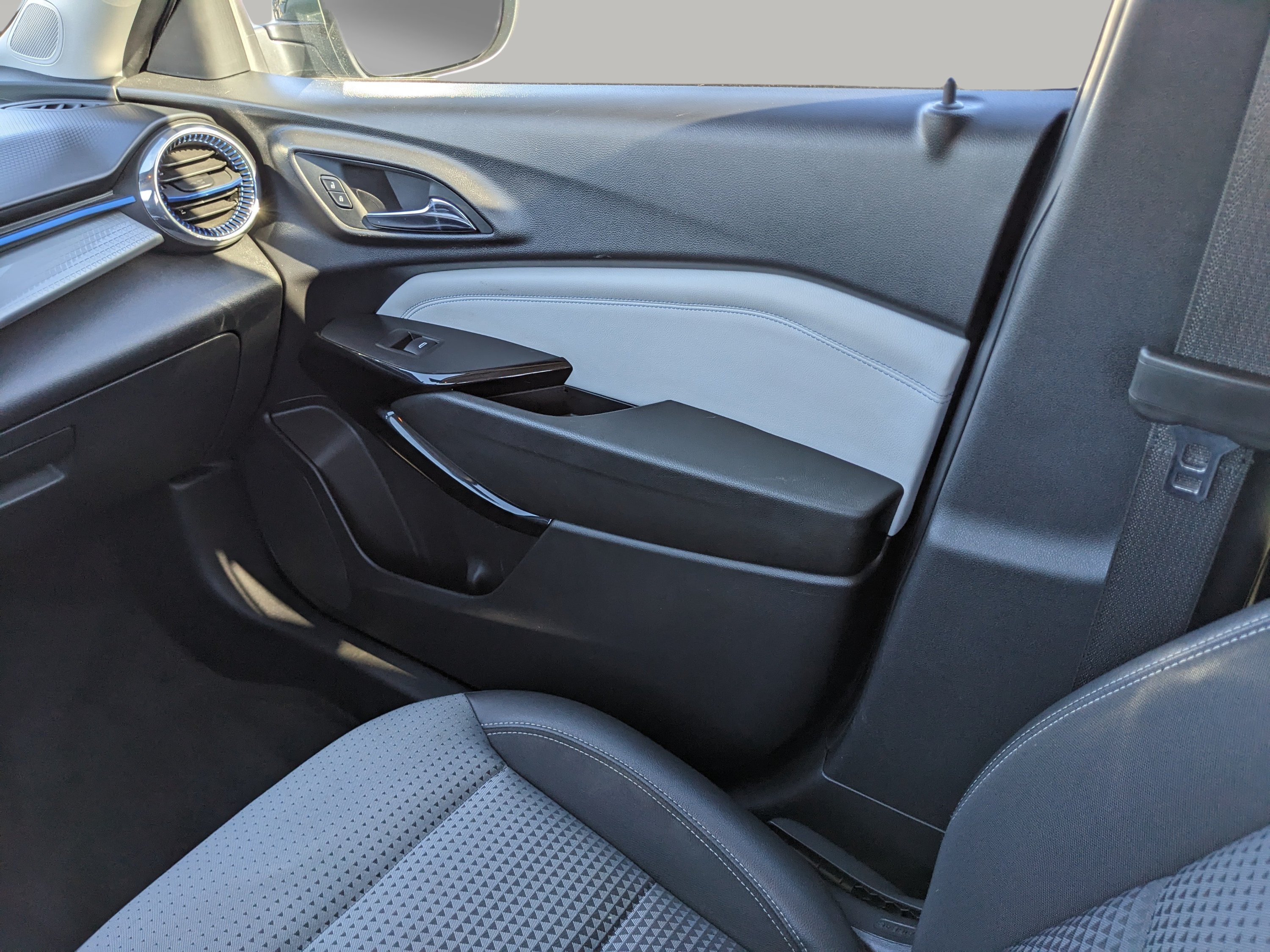 Used 2025 Chevrolet Trax LT FWD image 16
