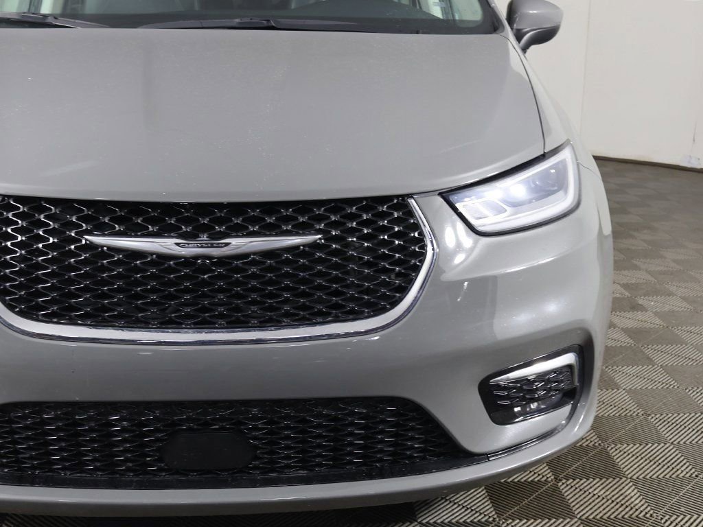 Used 2023 Chrysler Pacifica Touring-L image 15