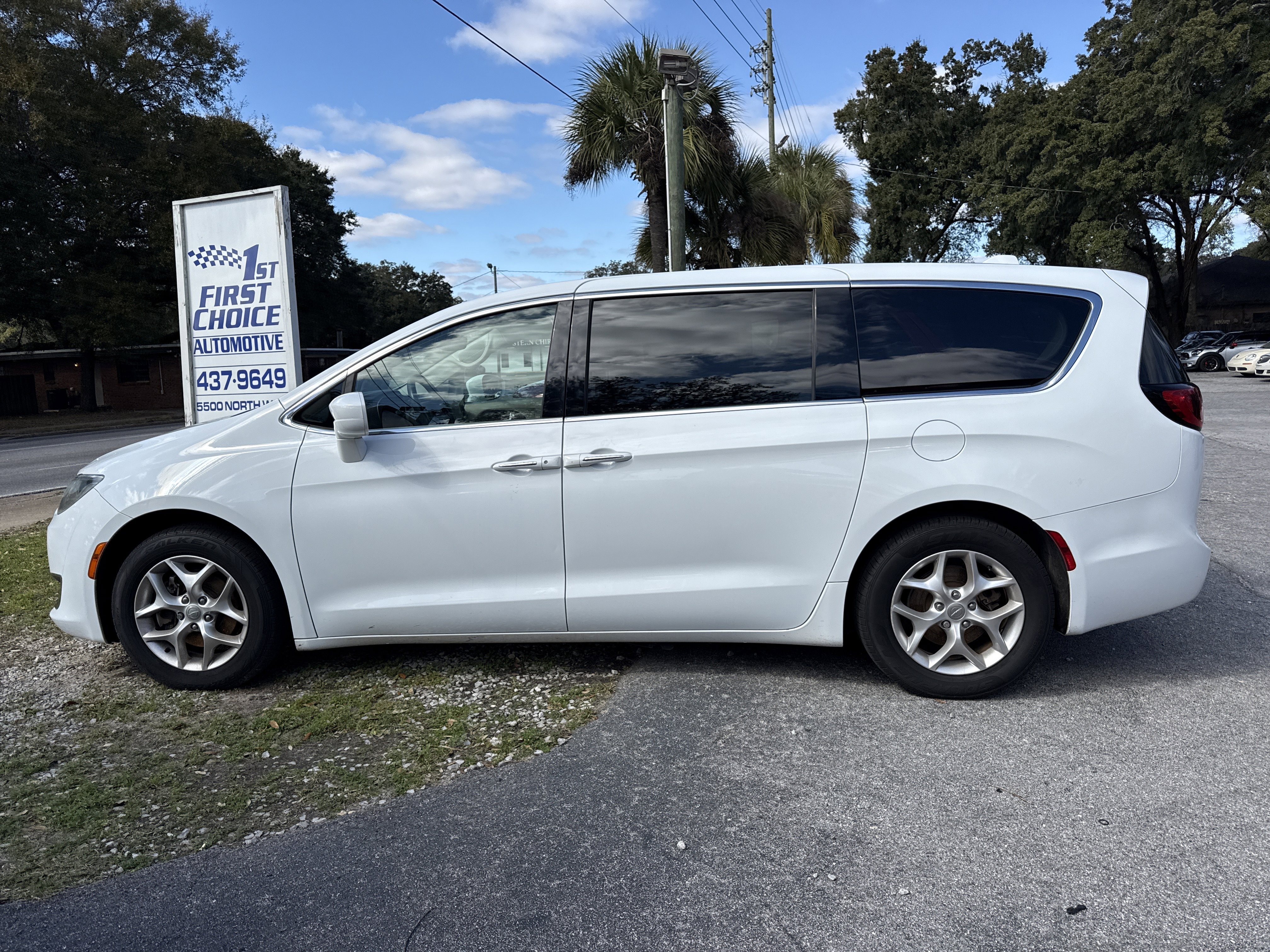 Used 2018 Chrysler Pacifica Touring Plus w/ Tire & Wheel Group image 2