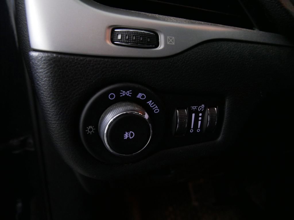 Used 2016 Jeep Cherokee Trailhawk w/ Cold Weather Group image 14