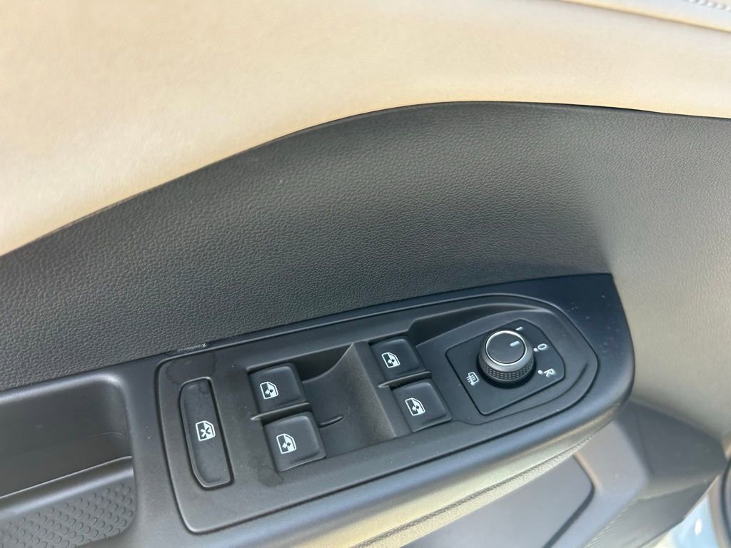 Certified 2025 Volkswagen Taos SE w/ Panoramic Sunroof Package FWD image 48