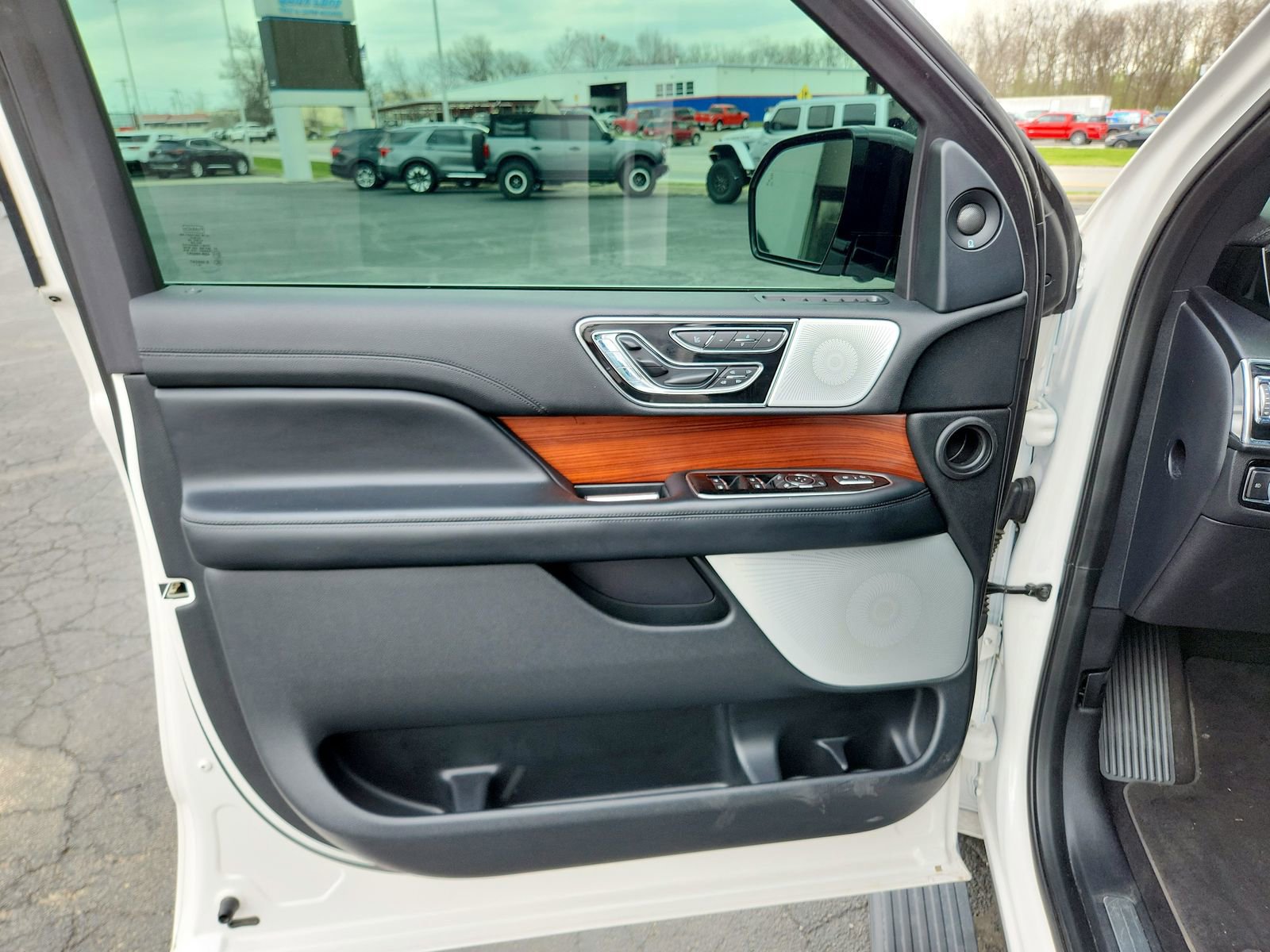 Used 2019 Lincoln Navigator Reserve image 23
