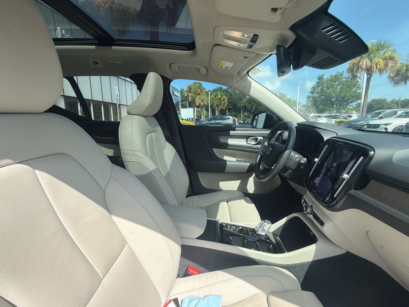 Certified 2023 Volvo XC40 B4 Plus w/ Protection Package Premier FWD image 30
