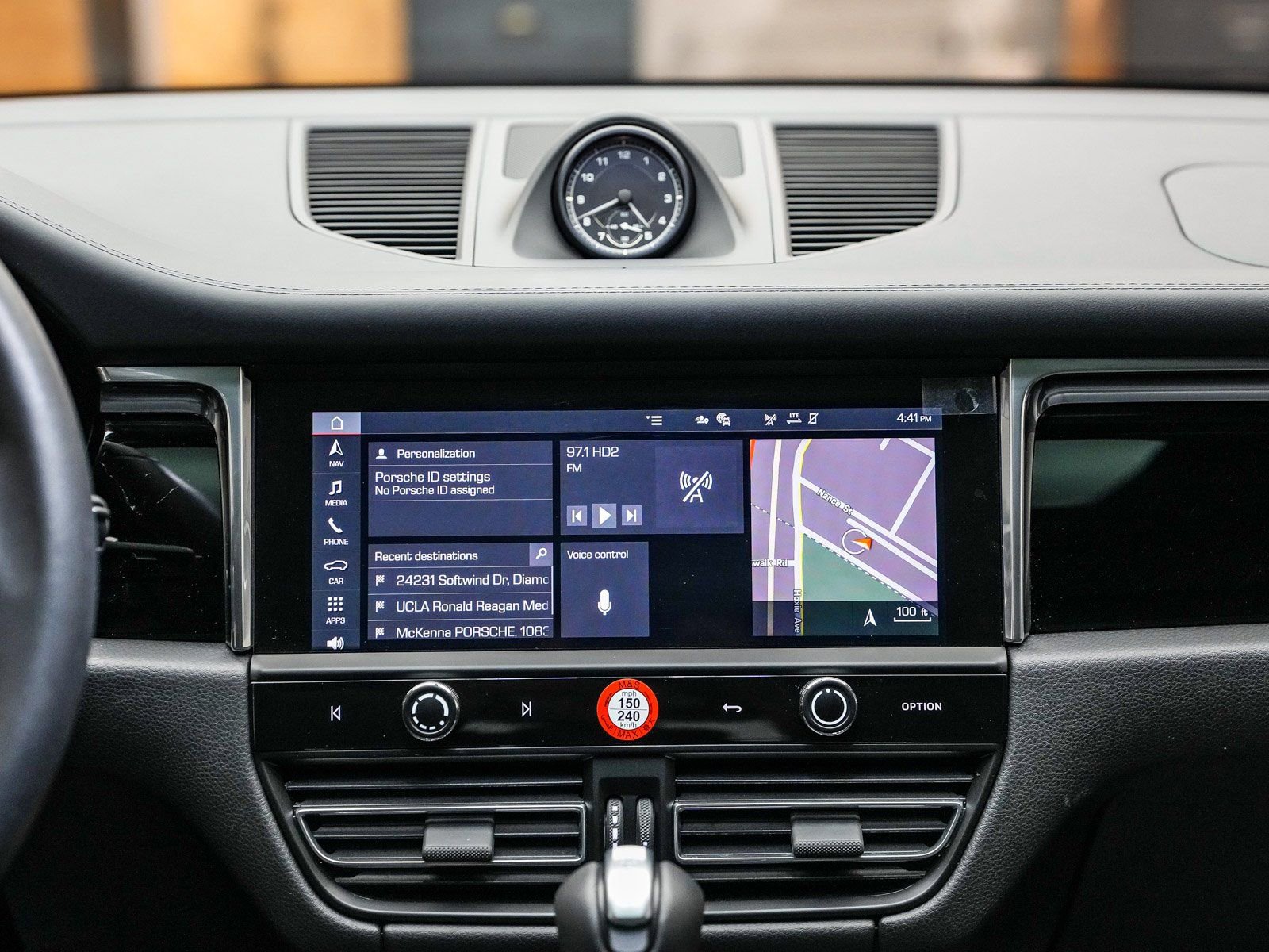 Certified 2025 Porsche Macan image 17