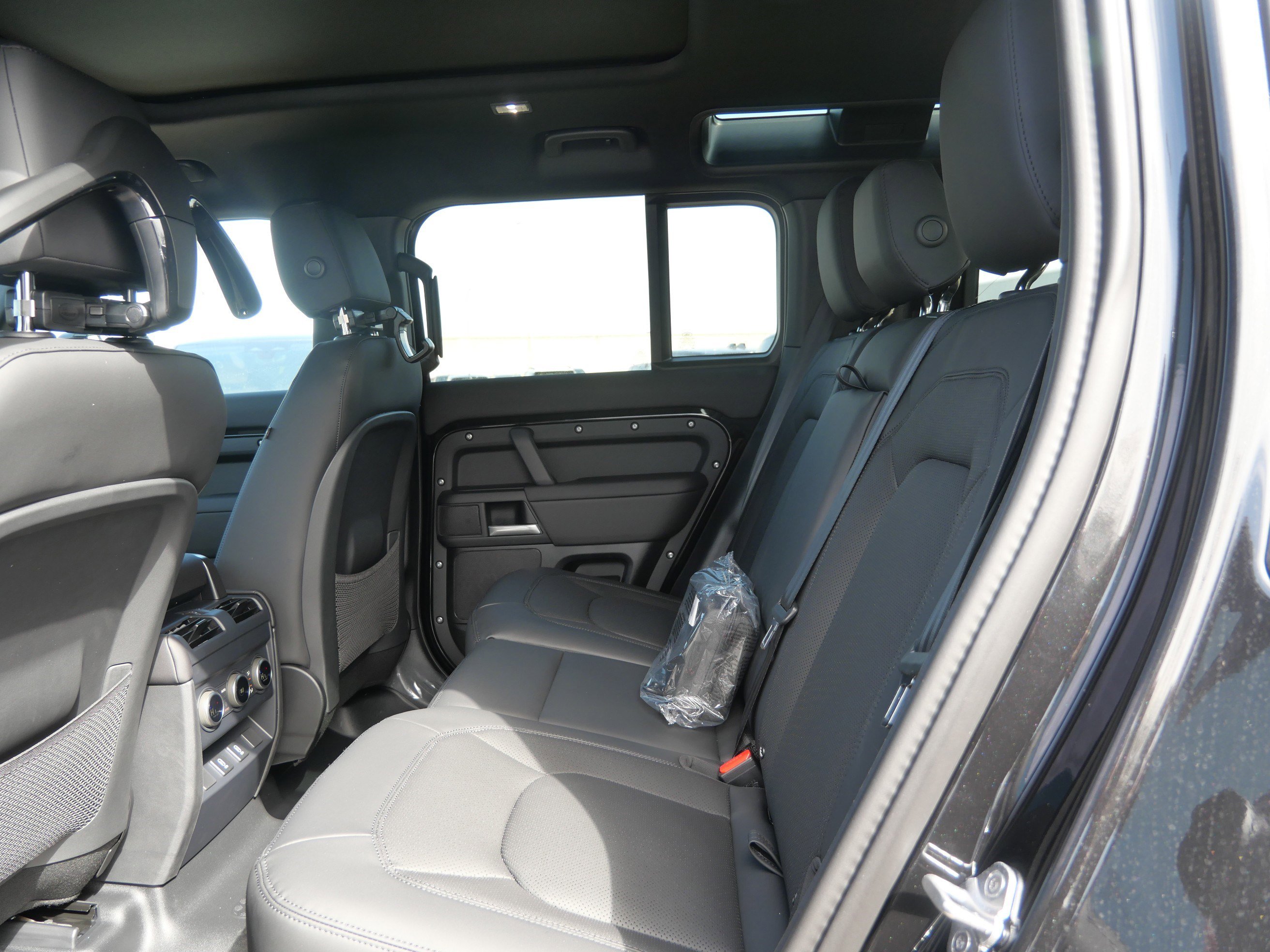 New 2026 Land Rover Defender 110 X-Dynamic SE AWD/4WD image 6