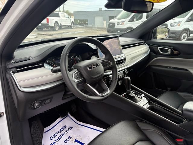 Used 2025 Jeep Compass Limited image 3