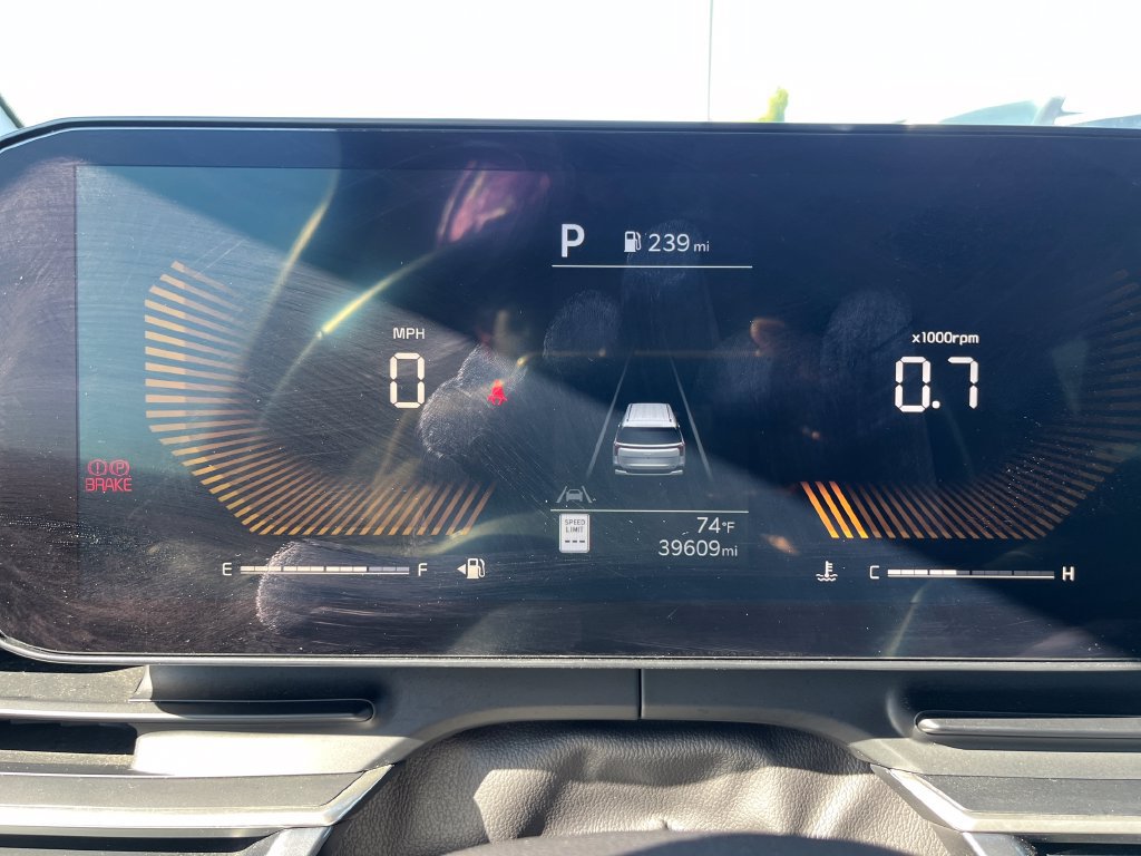 Used 2025 Kia Carnival FWD image 21
