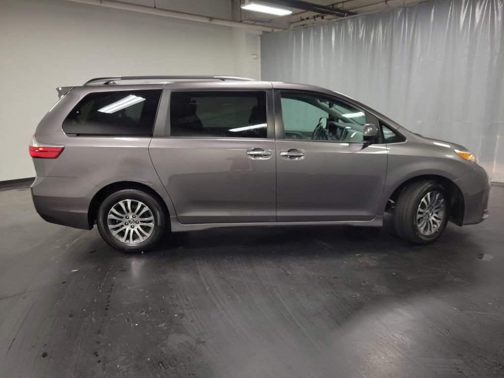 Used 2019 Toyota Sienna XLE w/ XLE Navigation Package image 9