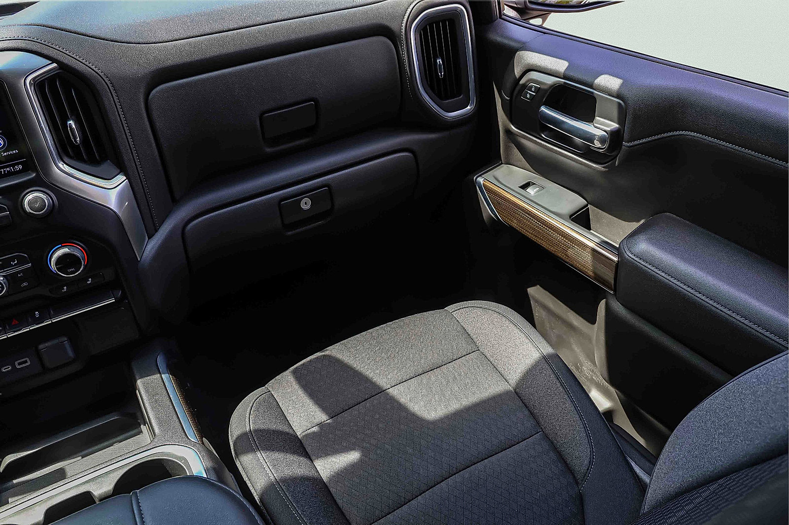 Used 2021 Chevrolet Silverado 1500 LT Trail Boss w/ Bed Protection Package AWD/4WD image 17