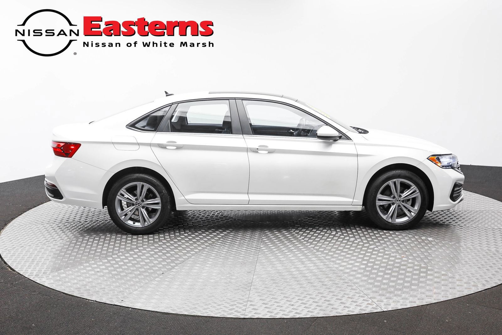 Used 2023 Volkswagen Jetta SE w/ Panoramic Sunroof Package image 4