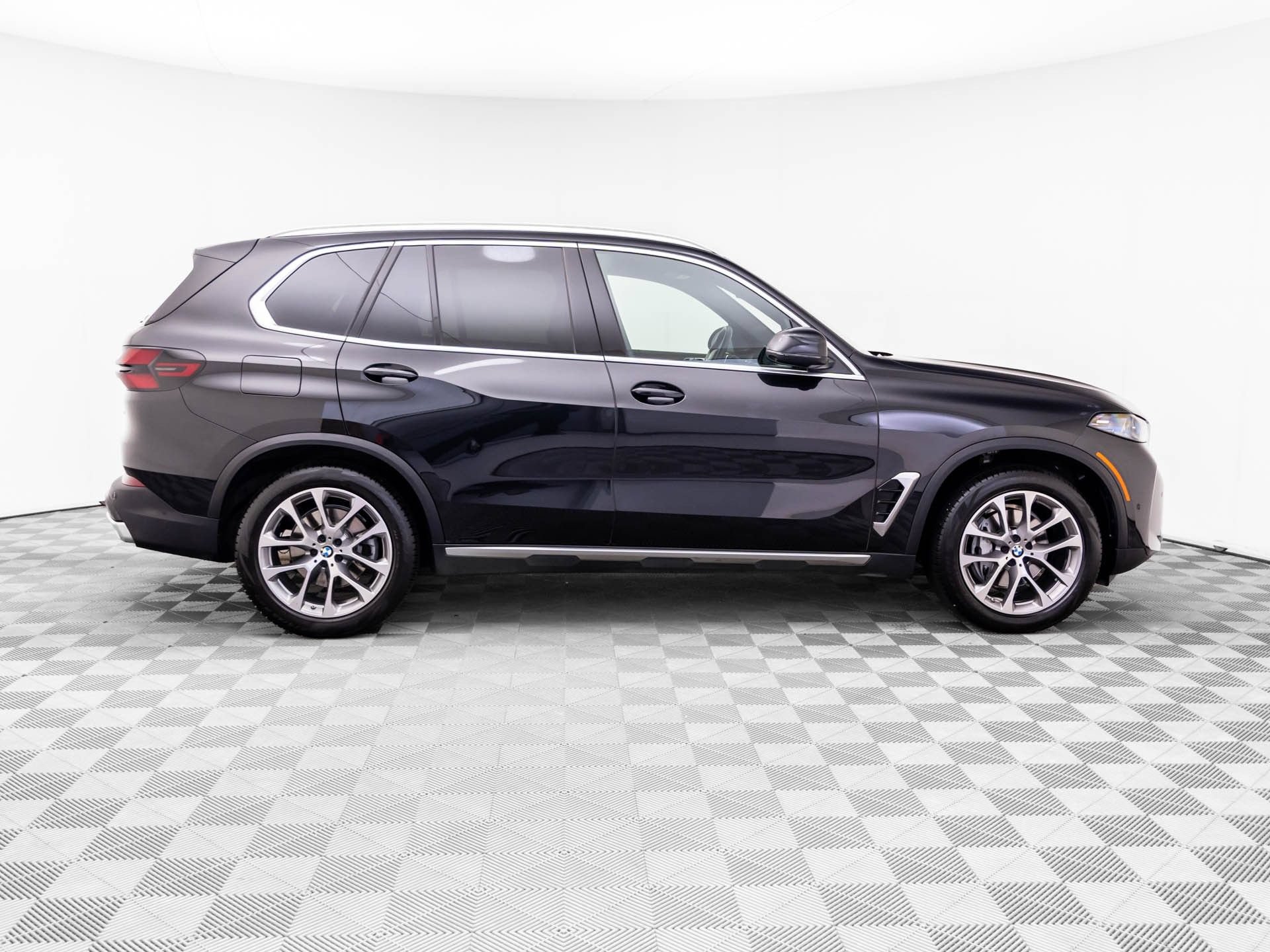 Certified 2024 BMW X5 xDrive40i w/ Premium Package AWD/4WD image 6