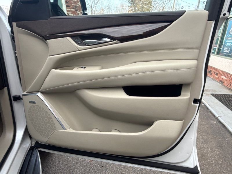 Used 2017 Cadillac Escalade Luxury image 16