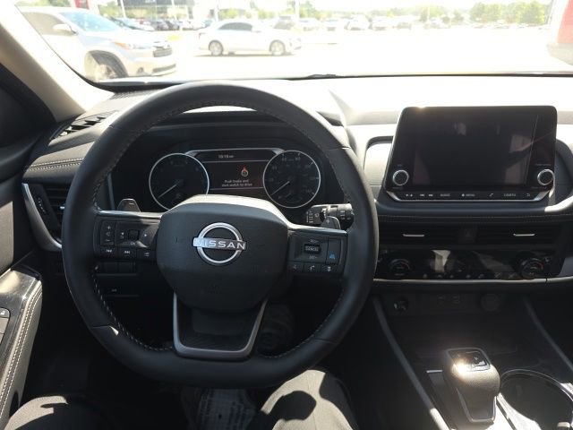 Used 2025 Nissan Rogue SV w/ SV Premium Package FWD image 15