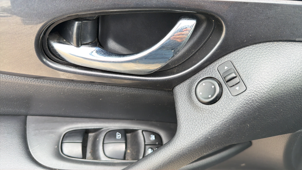 Used 2018 Nissan Rogue S AWD/4WD image 23