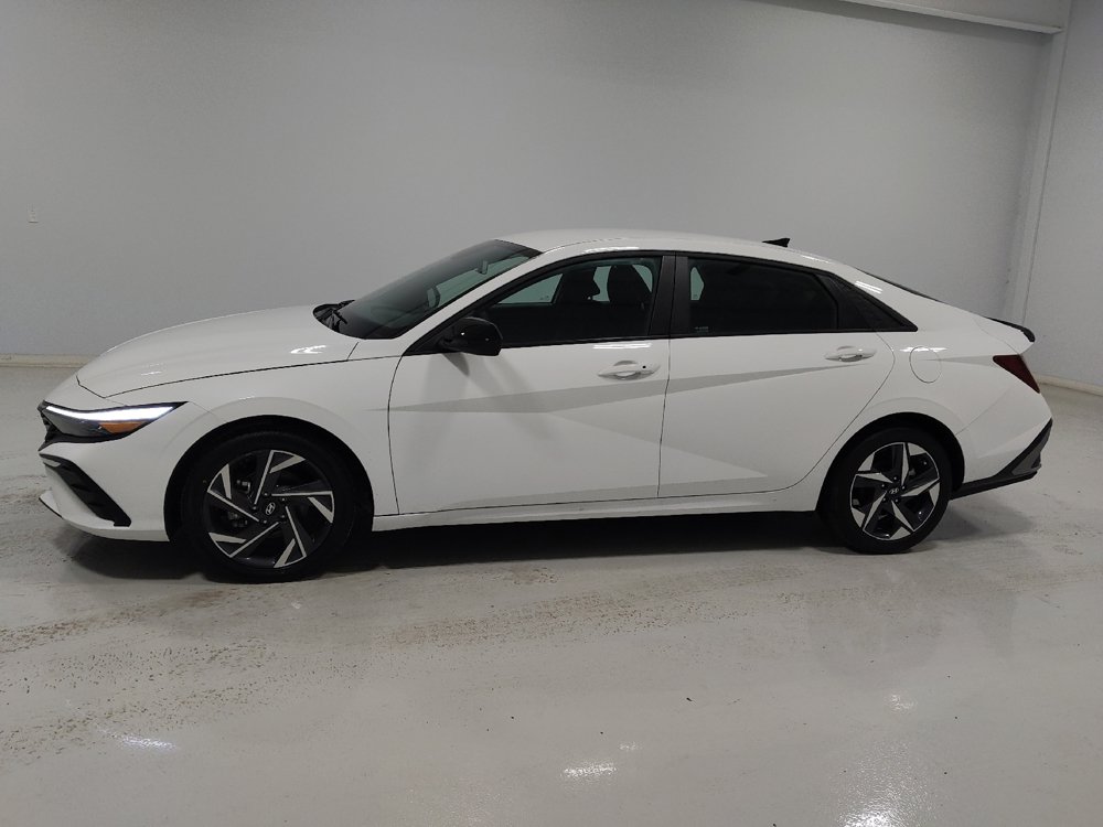 Used 2025 Hyundai Elantra Sport FWD image 2