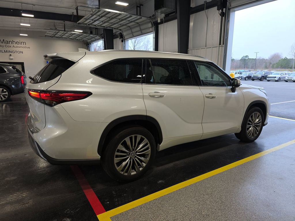 Used 2022 Toyota Highlander Platinum image 5