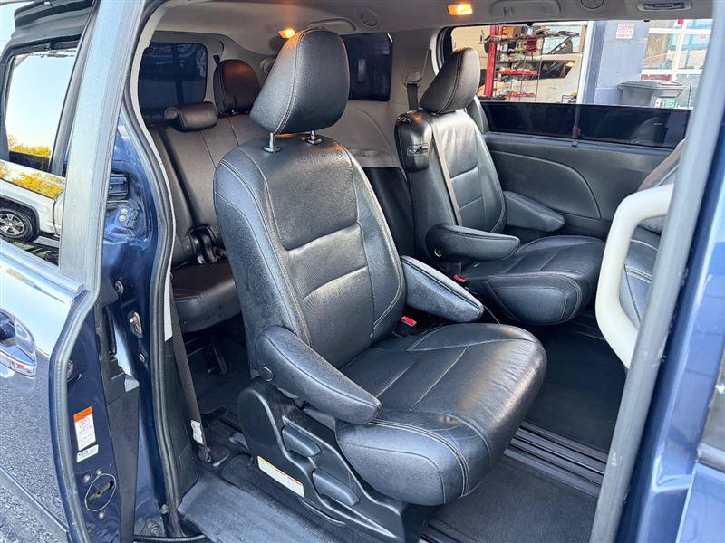 Used 2018 Toyota Sienna SE Premium w/ Carpet Mat Package FWD image 16