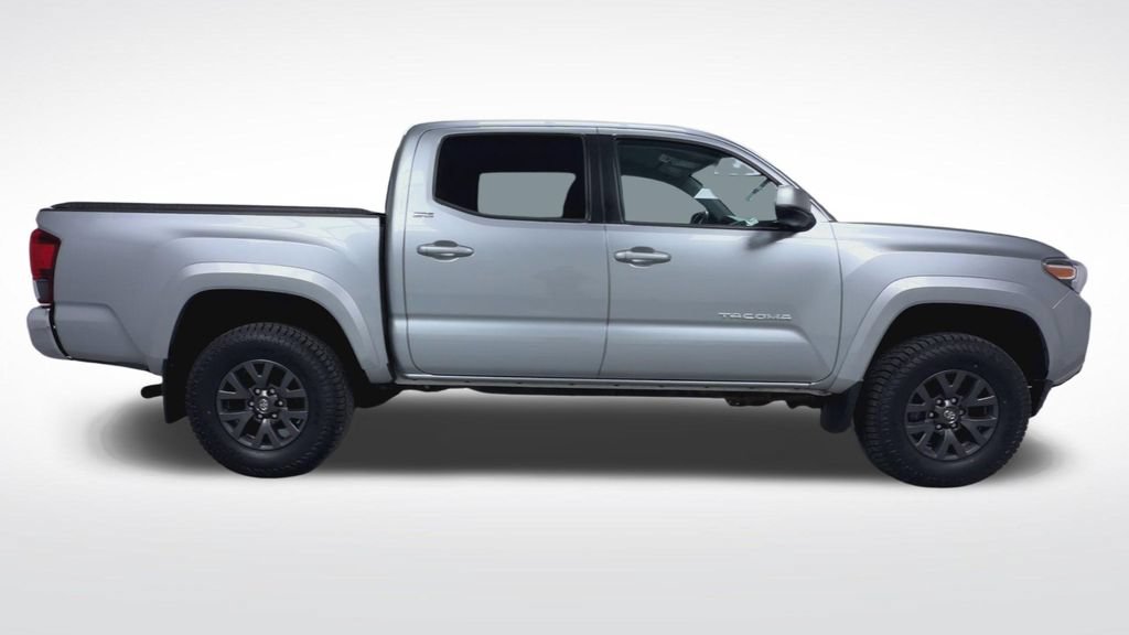 Certified 2022 Toyota Tacoma SR5 AWD/4WD image 10