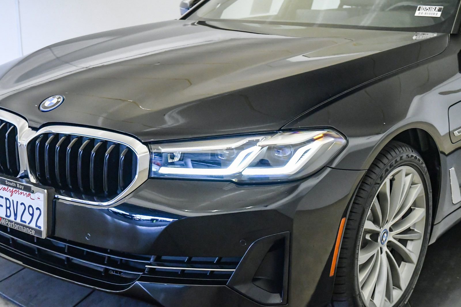 Certified 2023 BMW 530e w/ Convenience Package image 9