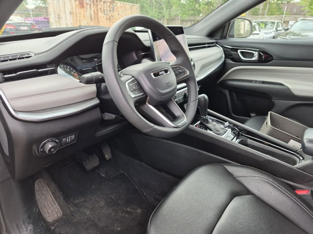 Used 2025 Jeep Compass Limited image 6