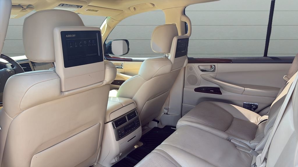 Used 2015 Lexus LX 570 4WD w/ Luxury Package image 27