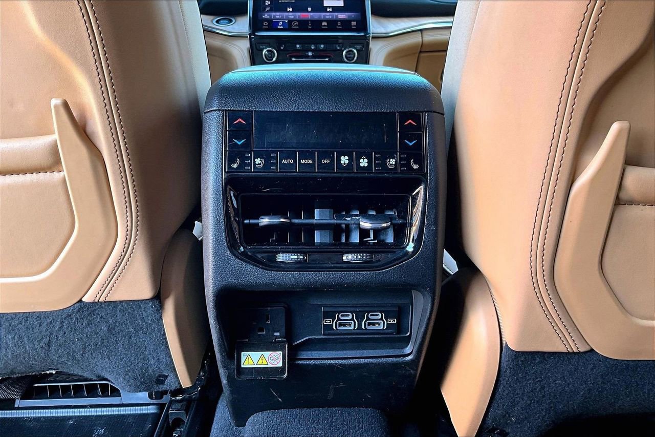 Used 2023 Jeep Grand Cherokee L Summit AWD/4WD image 17