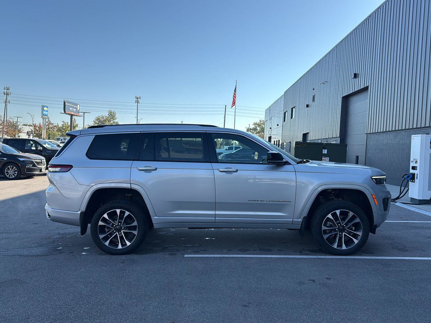 Used 2022 Jeep Grand Cherokee L Overland w/ Advanced Protech Group III AWD/4WD image 2