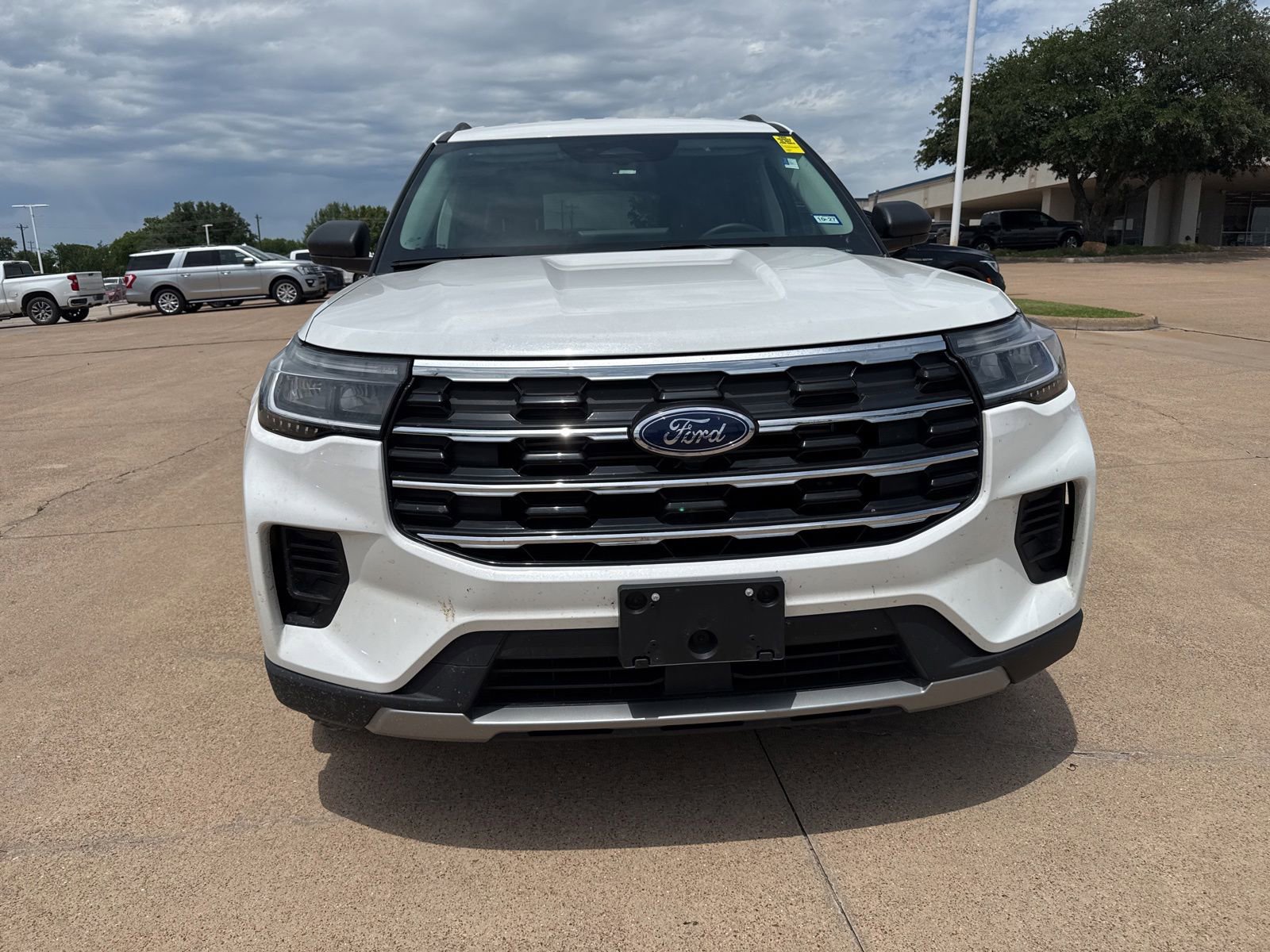 Used 2025 Ford Explorer Active RWD image 2