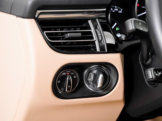 Used 2025 Porsche Macan image 10
