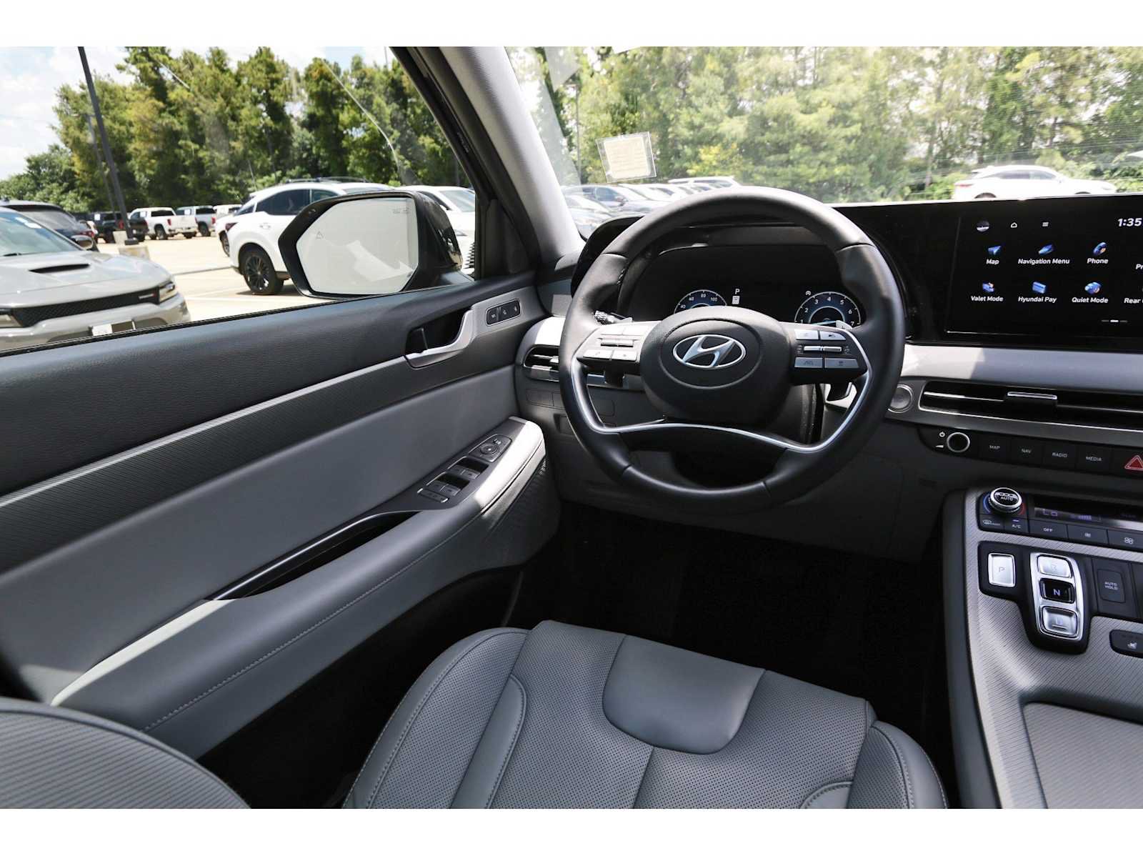 Used 2025 Hyundai Palisade SEL FWD image 6