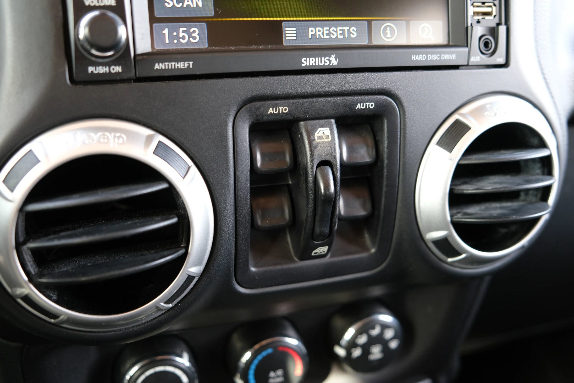 Used 2016 Jeep Wrangler Unlimited Sahara w/ Connectivity Group image 33