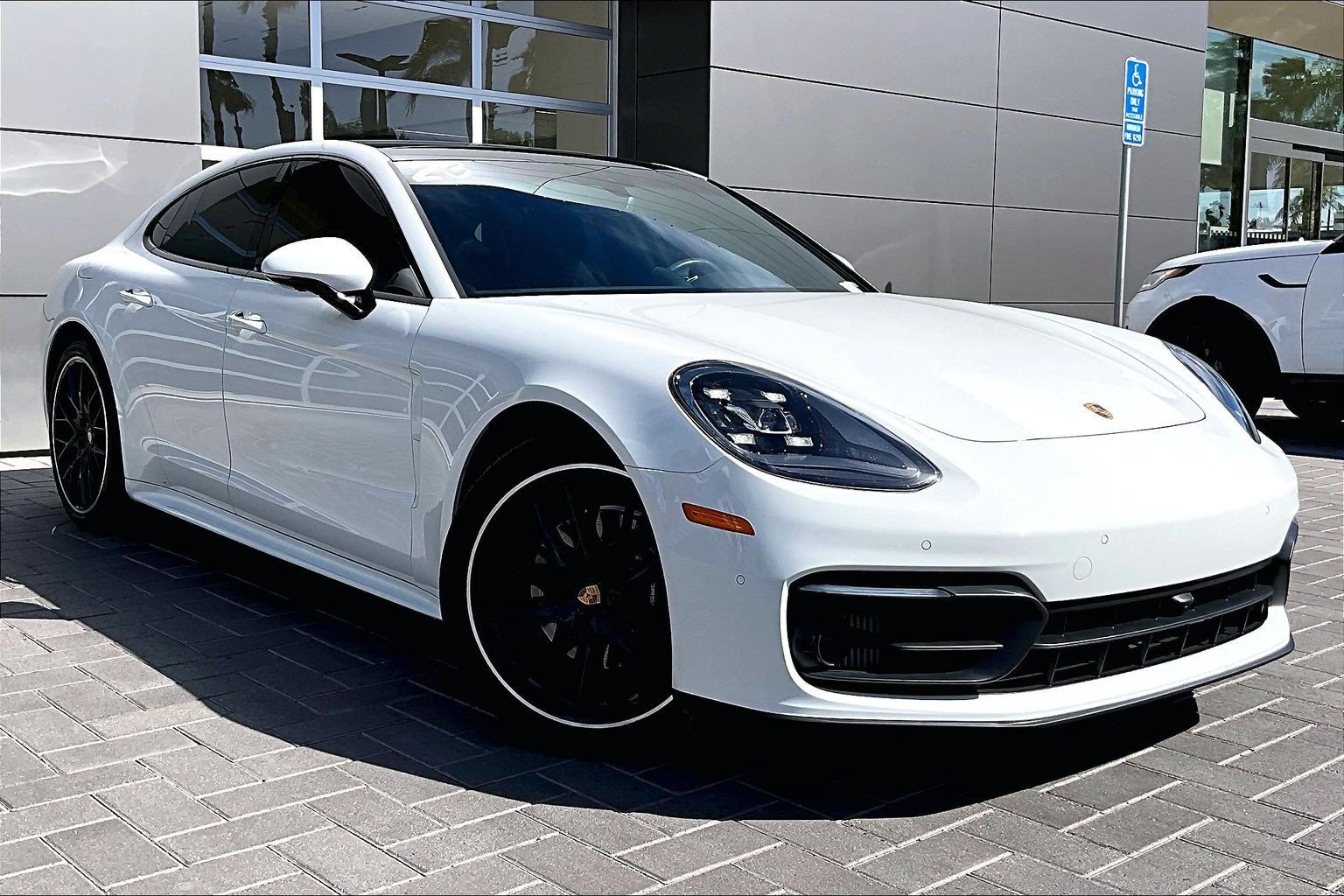 Used 2023 Porsche Panamera image 3