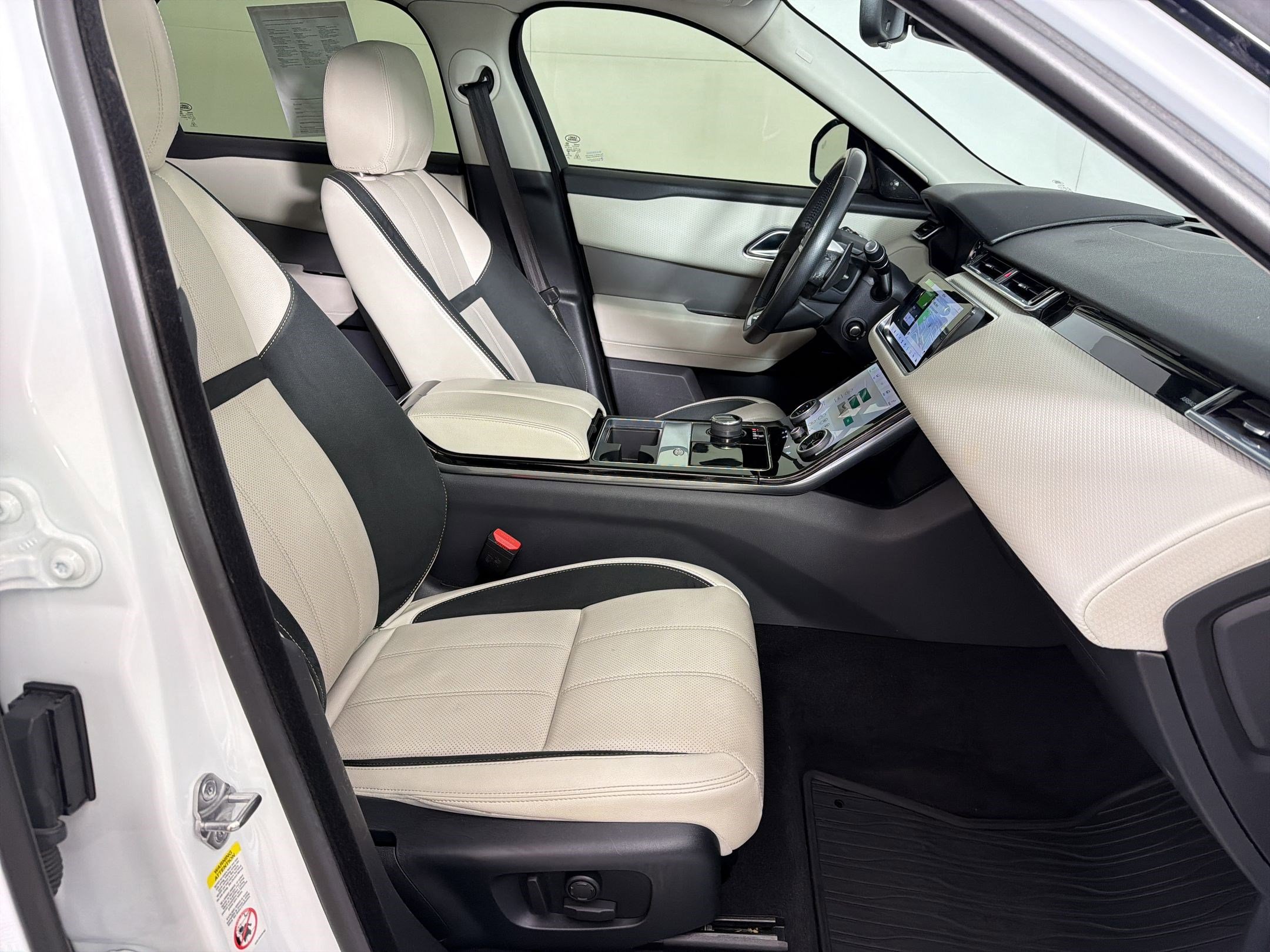 Used 2020 Land Rover Range Rover Velar S image 31