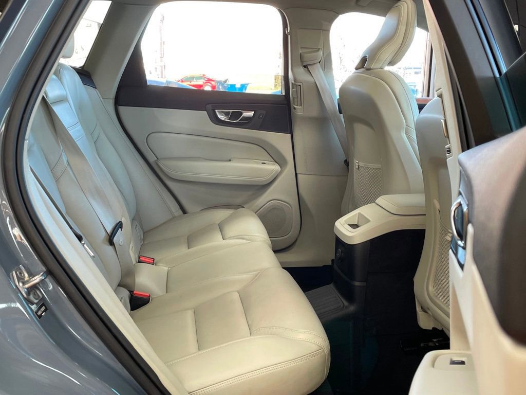 Used 2022 Volvo XC60 T8 Inscription image 23