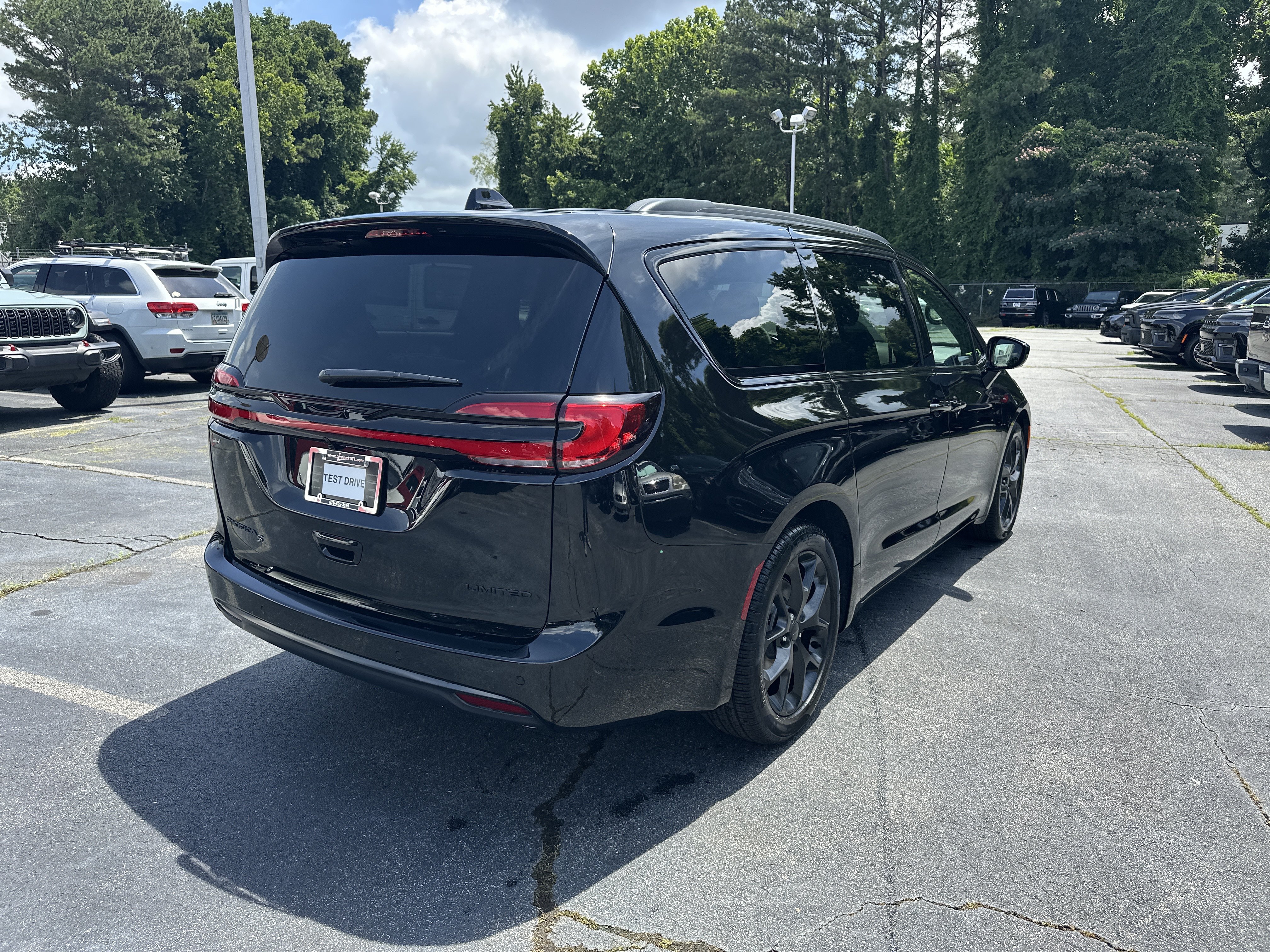 New 2027 Chrysler Pacifica Limited FWD image 9