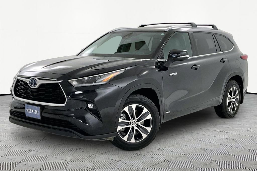 Used 2021 Toyota Highlander XLE AWD/4WD image 3