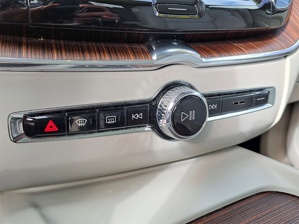 Used 2020 Volvo XC60 T5 Inscription w/ Protection Package image 15