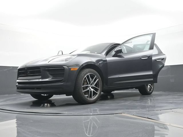 Certified 2025 Porsche Macan AWD/4WD image 30