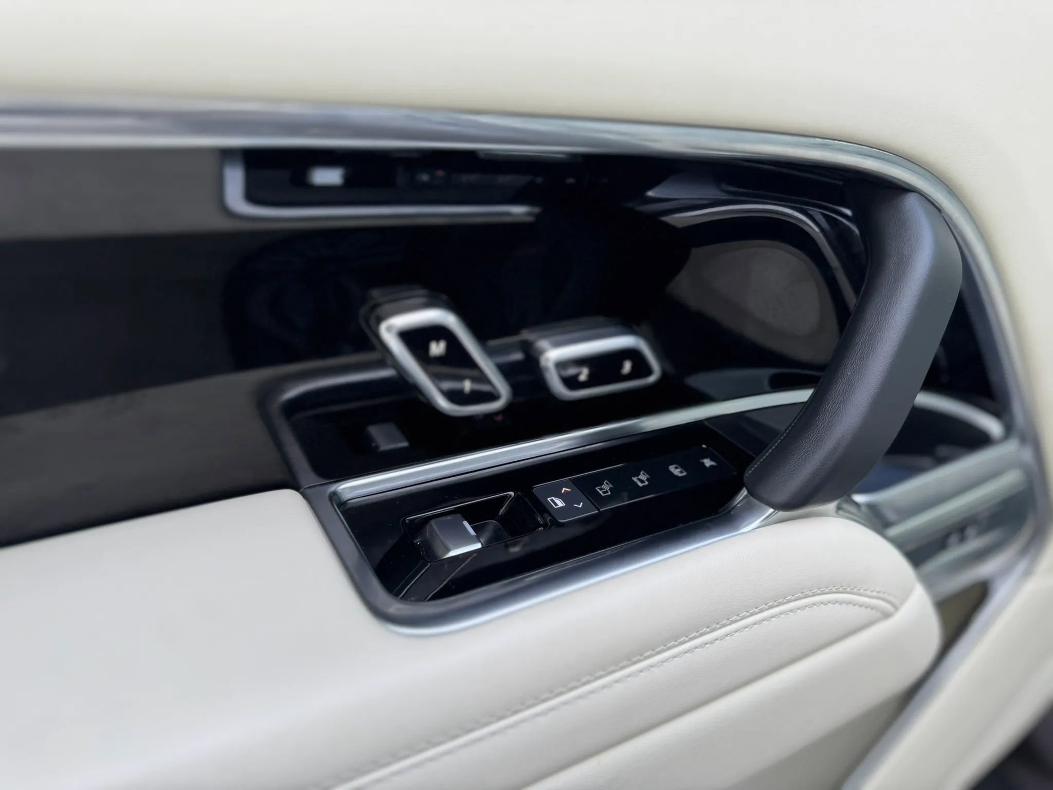 Used 2025 Land Rover Range Rover Long Wheelbase SE image 24