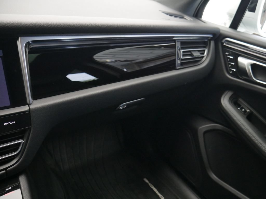 Certified 2023 Porsche Macan AWD/4WD image 33