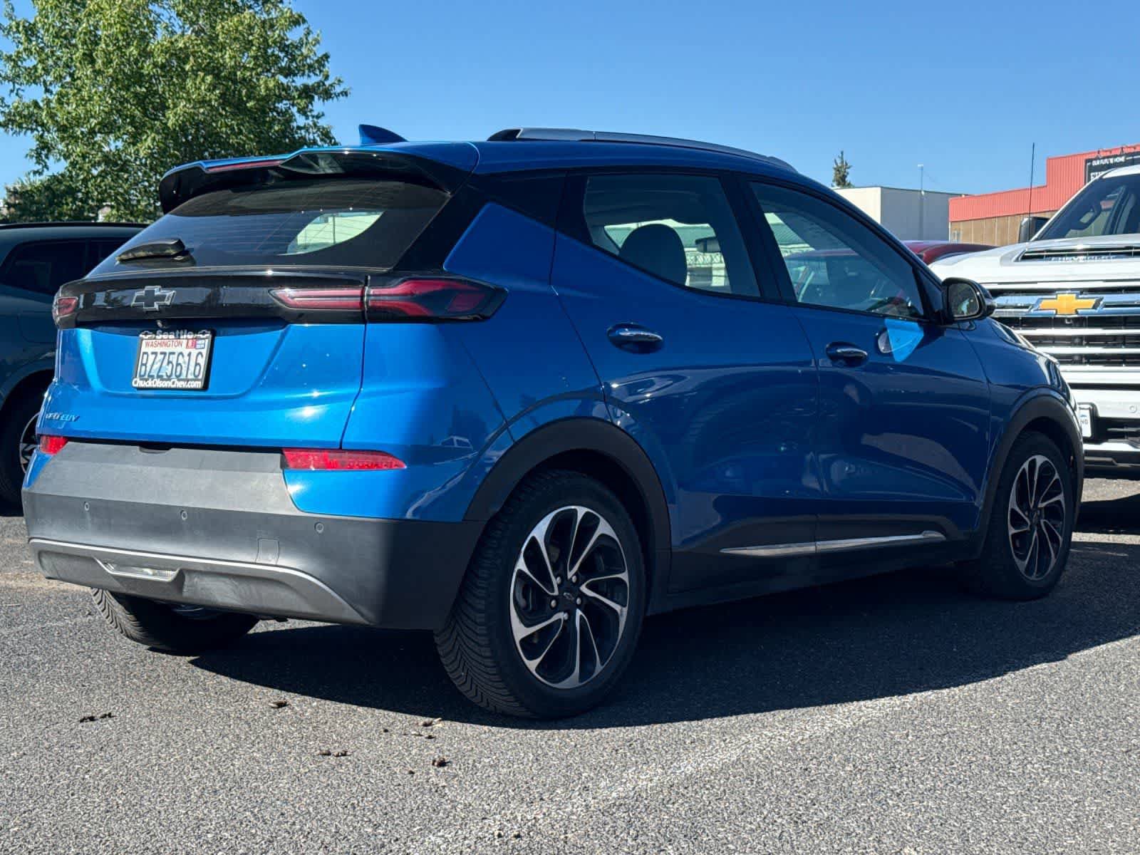 Used 2022 Chevrolet Bolt EUV Premier w/ Sun & Sound Package FWD image 4