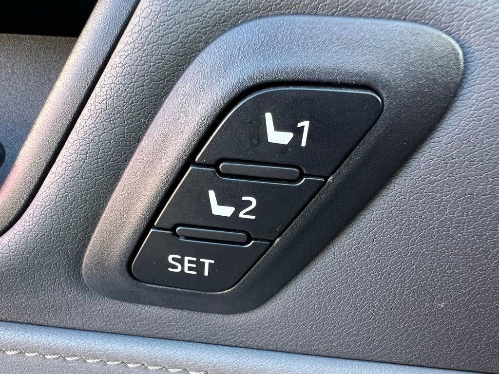 Used 2023 Toyota Venza Limited image 28