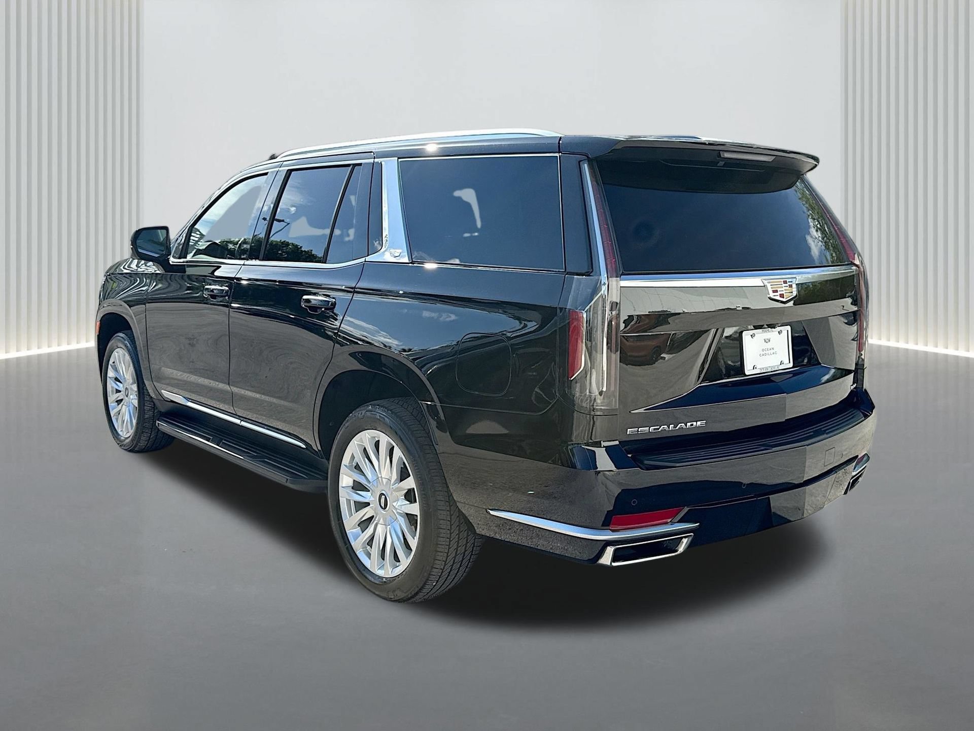 Used 2024 Cadillac Escalade Luxury AWD/4WD image 3