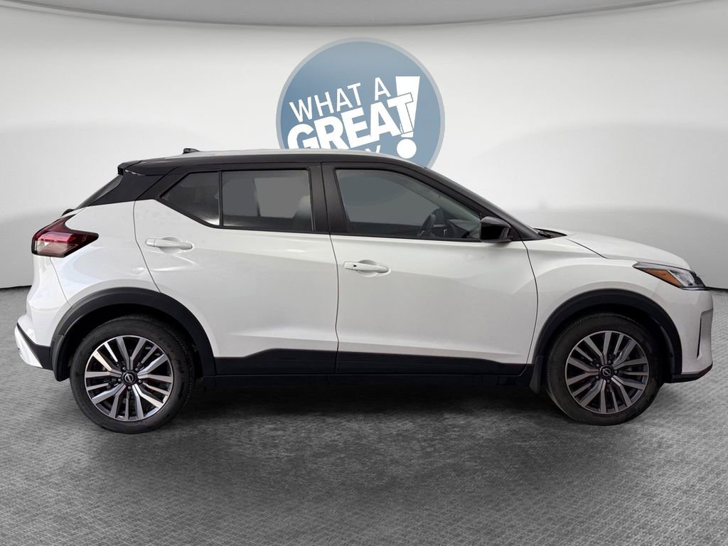 Used 2023 Nissan Kicks SV image 2