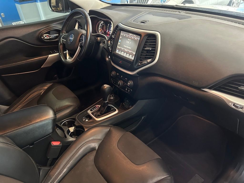 Used 2018 Jeep Cherokee Latitude Plus w/ Cold Weather Group image 15