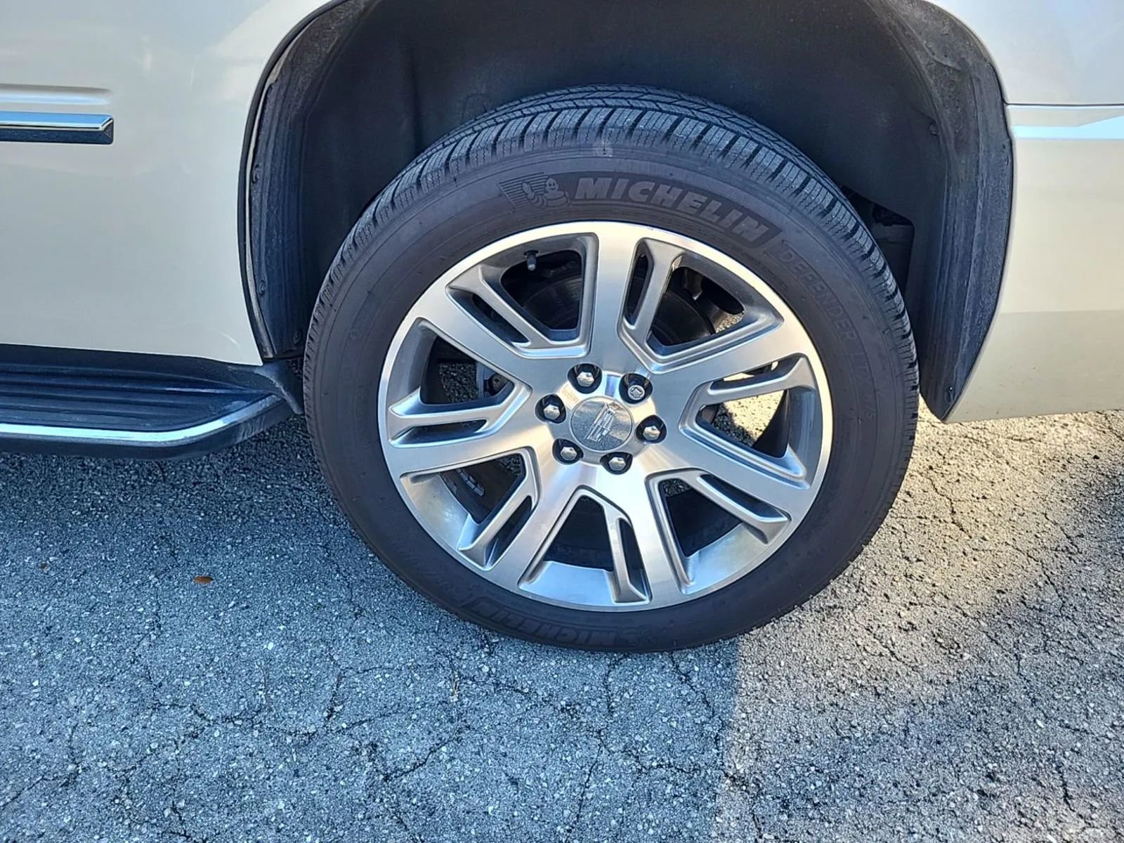 Used 2012 Cadillac Escalade Luxury image 10