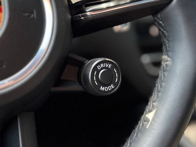 Certified 2026 Porsche Macan AWD/4WD image 26