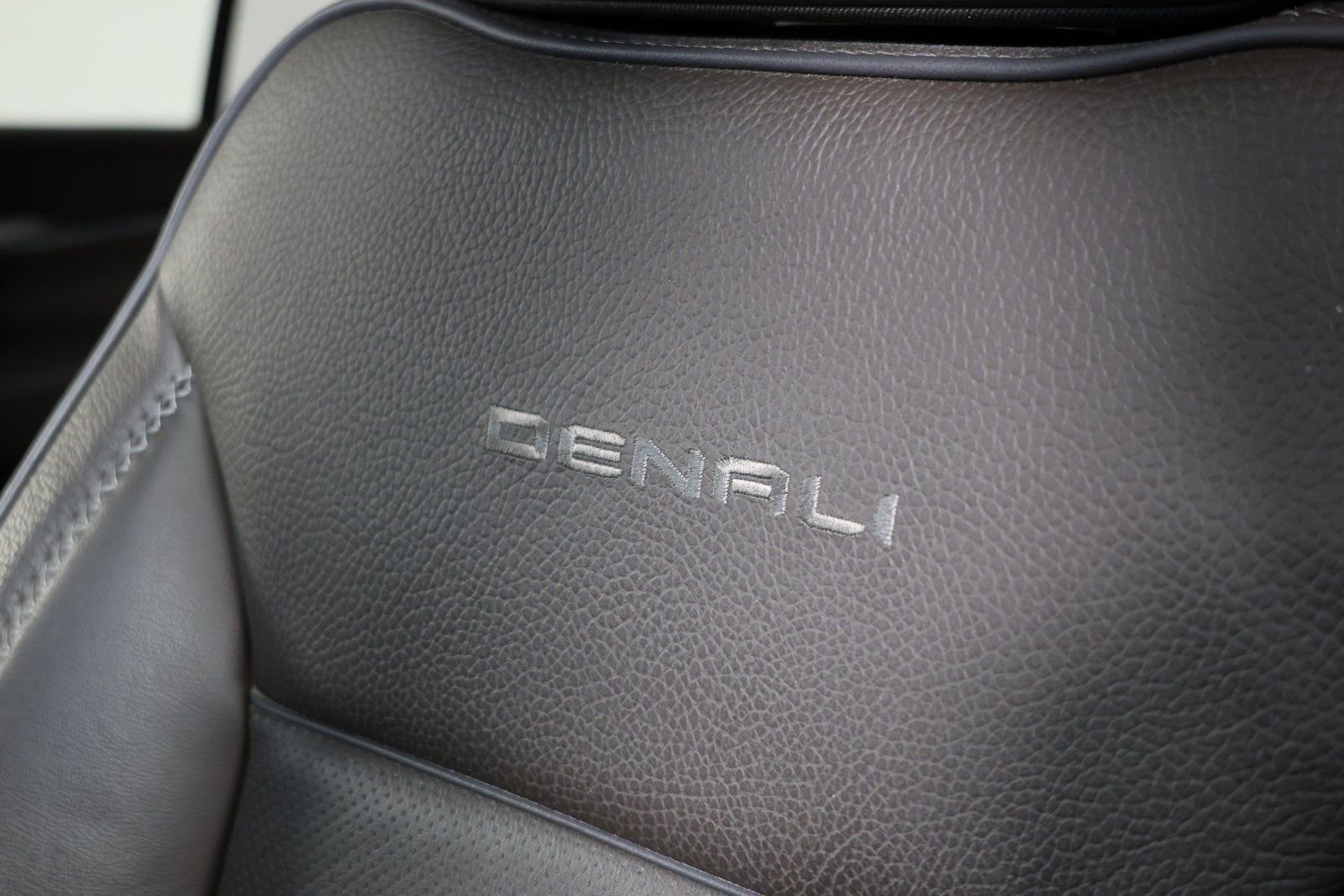 Used 2021 GMC Yukon XL Denali w/ Denali Premium Package image 59