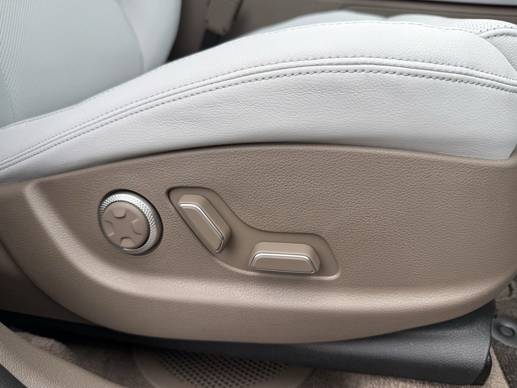 Used 2026 Genesis GV70 2.5T Advanced image 17