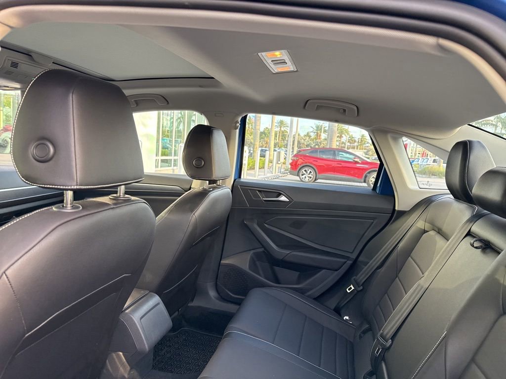 Used 2023 Volkswagen Jetta SE w/ Panoramic Sunroof Package image 4